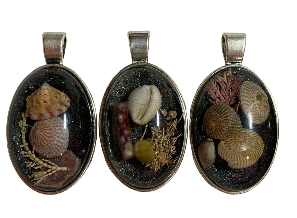 Beach Treasure Pendants | Shimmering Black